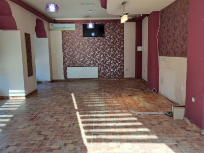 Spațiu comercial stradal - 75 mp utili - terasa disponibilă