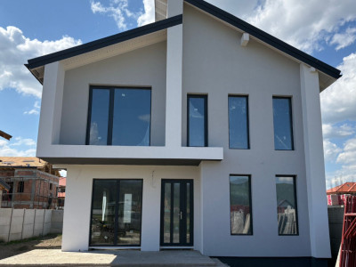 Casa individuala cu vedere spre munte in localitatea Cristian