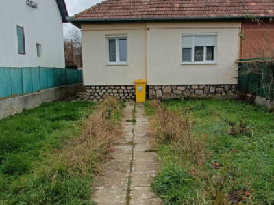 Casa cu teren 507 mp - Zona Piata Sadu