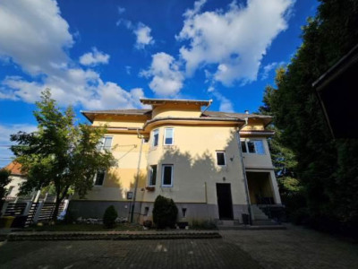 Rezervată VILĂ DEOSEBITĂ, 16 cam. zona verde a Universităților din centrul Tg.Ms