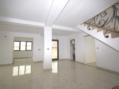 Casa Parter, etaj si mansarda Albesti, la doar 3 km distanta de Craiova