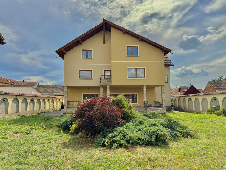 Casa pe 4 Niveluri - Ideală pentru Afaceri sau Reședință Exclusivistă