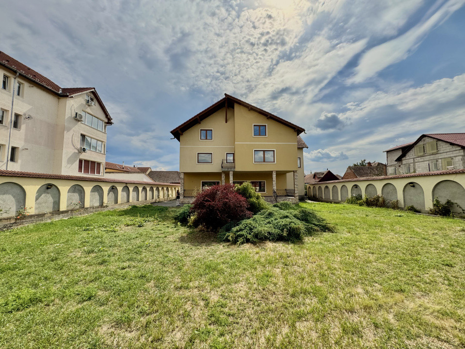 Casa pe 4 Niveluri - Ideală pentru Afaceri sau Reședință Exclusivistă