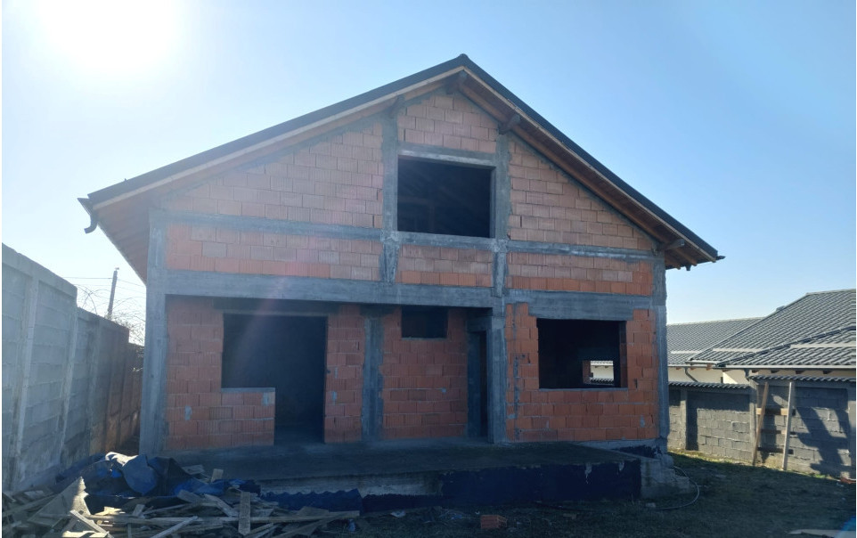 Casa spatiosa, la roșu, toate utilitățile, Simnicul de jos