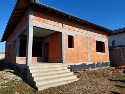 Casa spatiosa, la roșu, toate utilitățile, Simnicul de jos