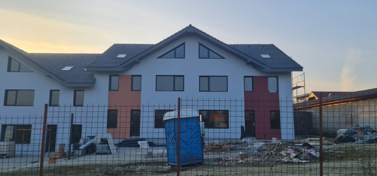 Casa tip înșiruită - 5 Camere - 2 bai - Cristian