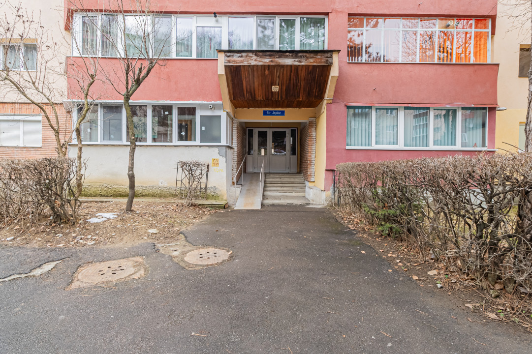 Apartament 2 Camere, Renovat, Decomandat, Et 2/ 6 – Răcădău