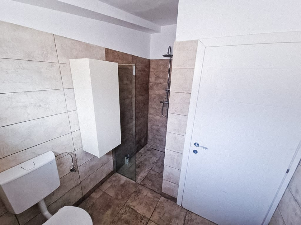 Apartament 3 camere  decomandat cu terasa 