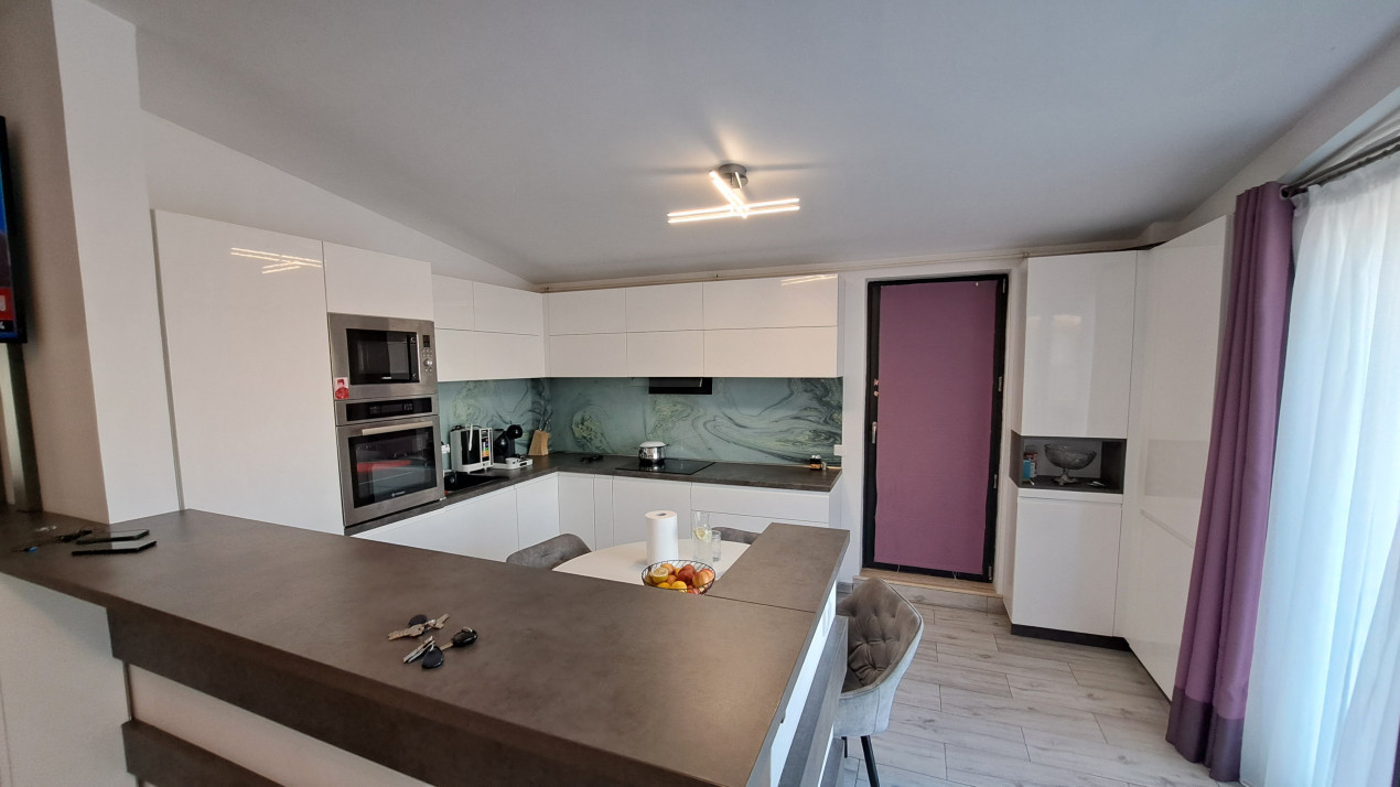 Apartament 3 camere  decomandat cu terasa 