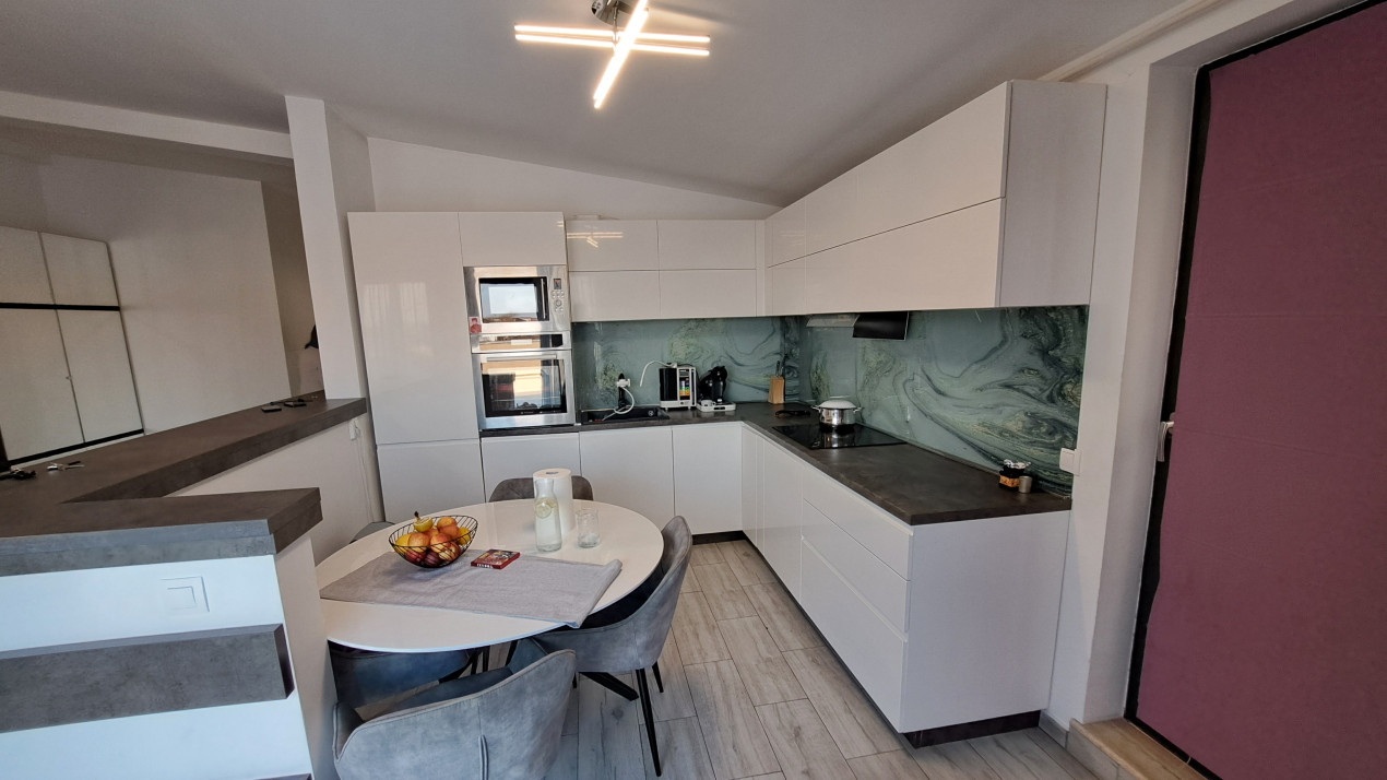 Apartament 3 camere  decomandat cu terasa 