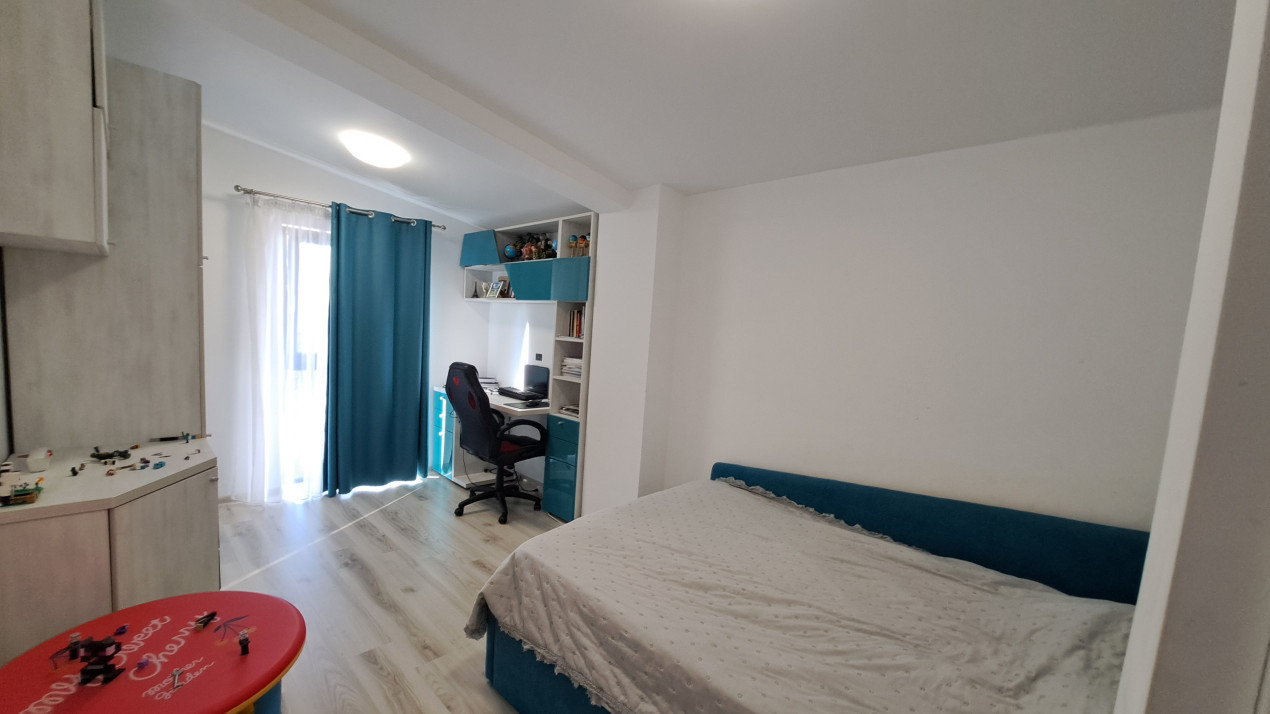 Apartament 3 camere  decomandat cu terasa 
