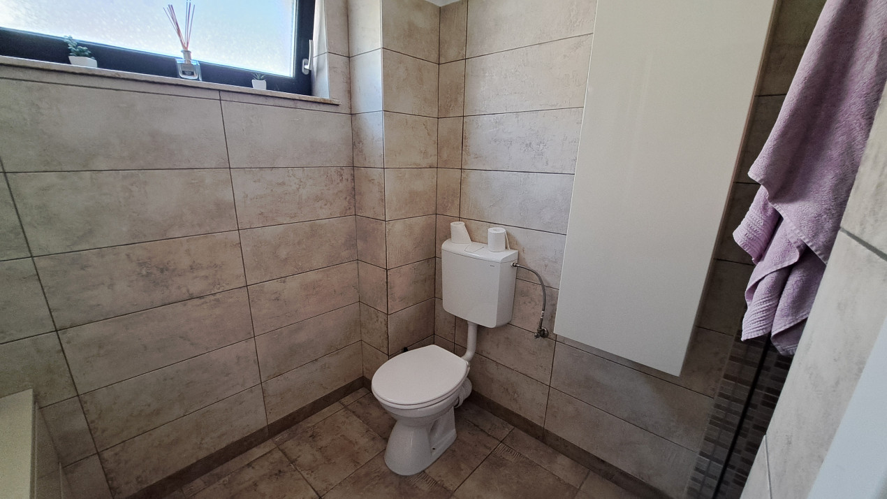 Apartament 3 camere  decomandat cu terasa 