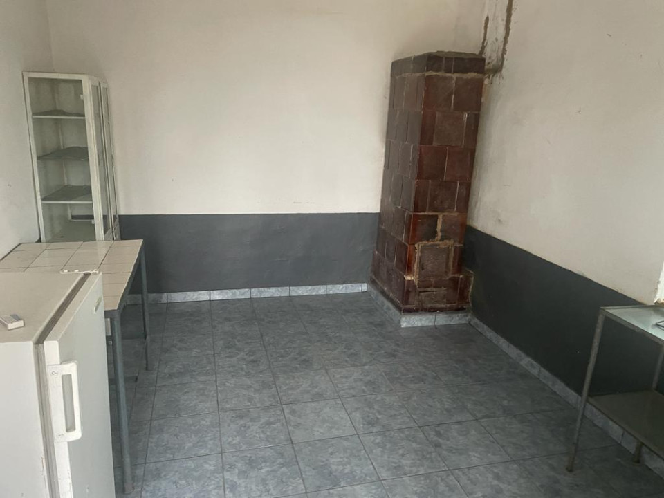 Casa parter si etaj la 30 km de Craiova- pret atractiv !!
