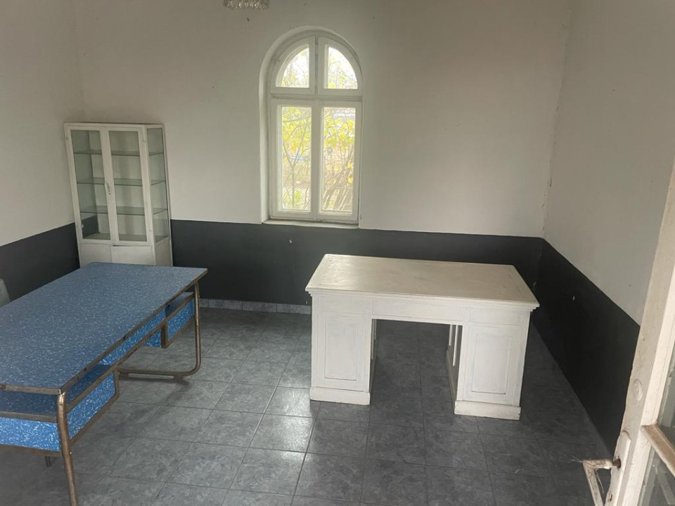 Casa parter si etaj la 30 km de Craiova- pret atractiv !!