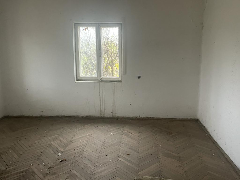 Casa parter si etaj la 30 km de Craiova- pret atractiv !!