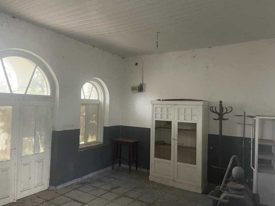 Casa parter si etaj la 30 km de Craiova- pret atractiv !!