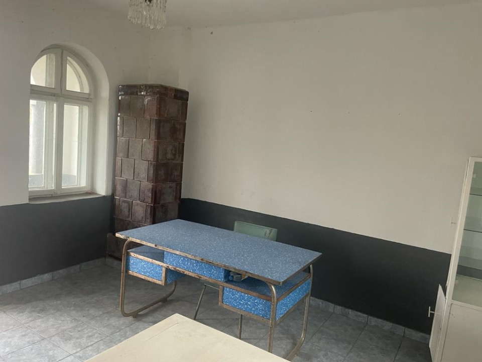 Casa parter si etaj la 30 km de Craiova- pret atractiv !!