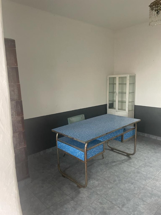 Casa parter si etaj la 30 km de Craiova- pret atractiv !!