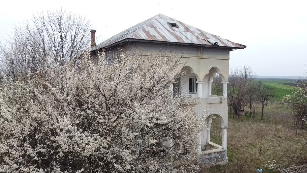 Casa parter si etaj la 30 km de Craiova- pret atractiv !!