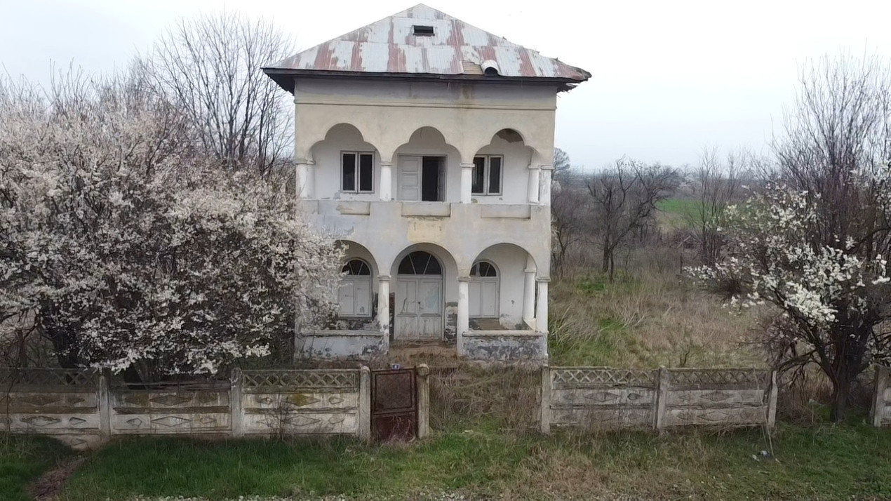 Casa parter si etaj la 30 km de Craiova- pret atractiv !!
