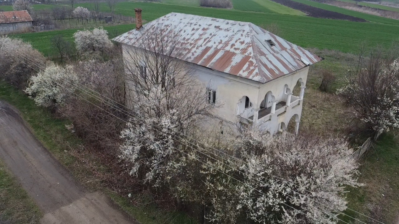 Casa parter si etaj la 30 km de Craiova- pret atractiv !!