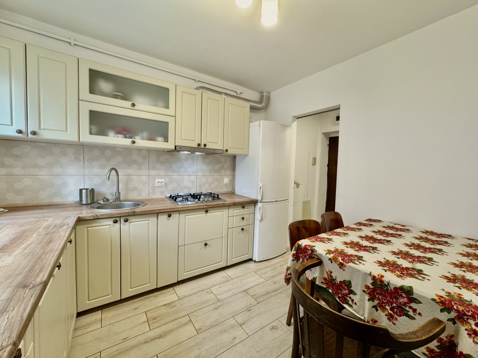 Apartament 2 camere de vânzare - zona Cedonia