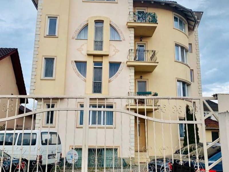 Apartament cochet in vila cu parcare privata.