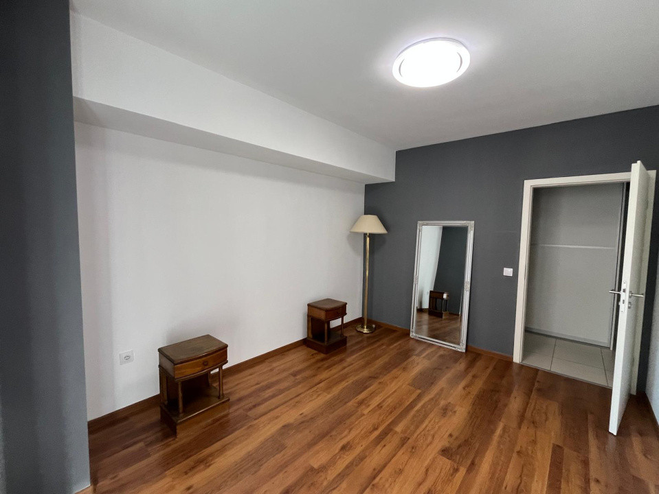 Apartament cu 3 camere zona Coresi , terasa generoasa