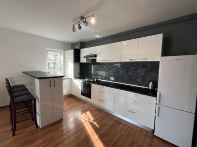 Apartament cu 3 camere zona Coresi , terasa generoasa