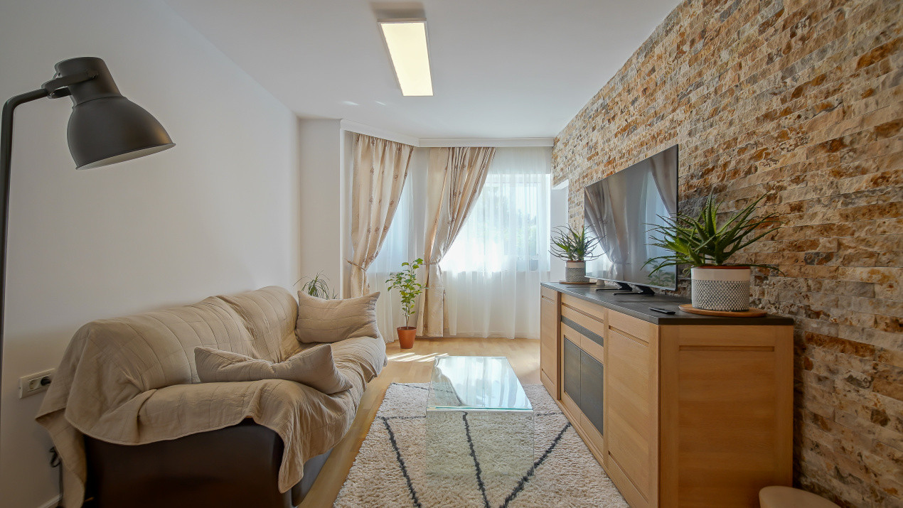 Apartament 3 camere, complet renovat, mobilat și utilat -zona Dealul Cetății