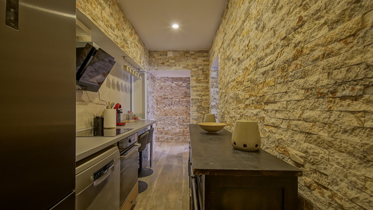 Apartament 3 camere, complet renovat, mobilat și utilat -zona Dealul Cetății