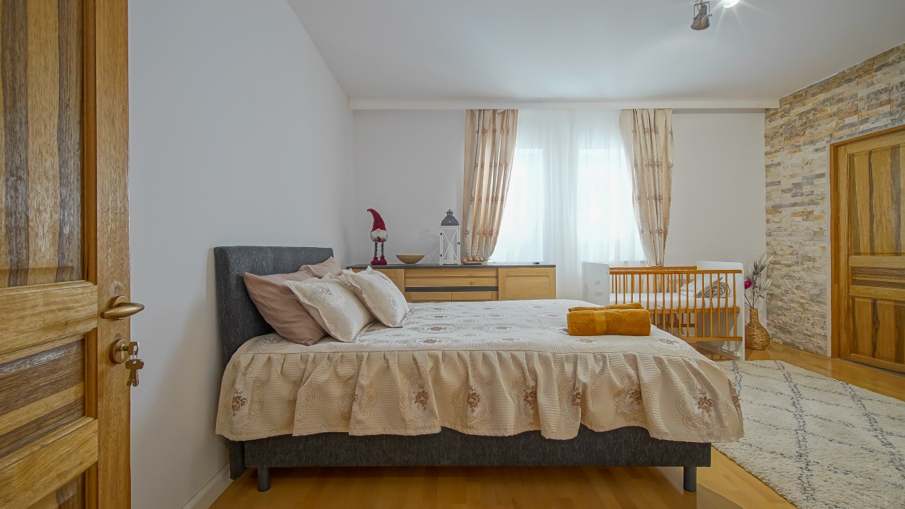 Apartament 3 camere, complet renovat, mobilat și utilat -zona Dealul Cetății