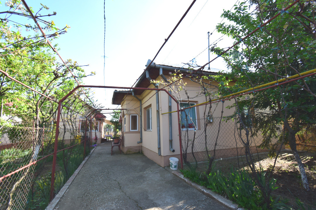 Casa Carcea si anexa,  teren 1077 mp toate utilitatile
