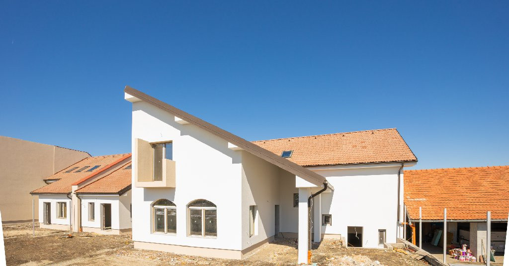 Casa rezidentiala generoasa cu 5 camere, 3 bai, parcare, Sura Mica - Sibiu