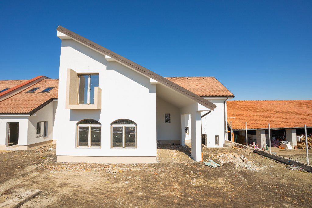 Casa rezidentiala generoasa cu 5 camere, 3 bai, parcare, Sura Mica - Sibiu
