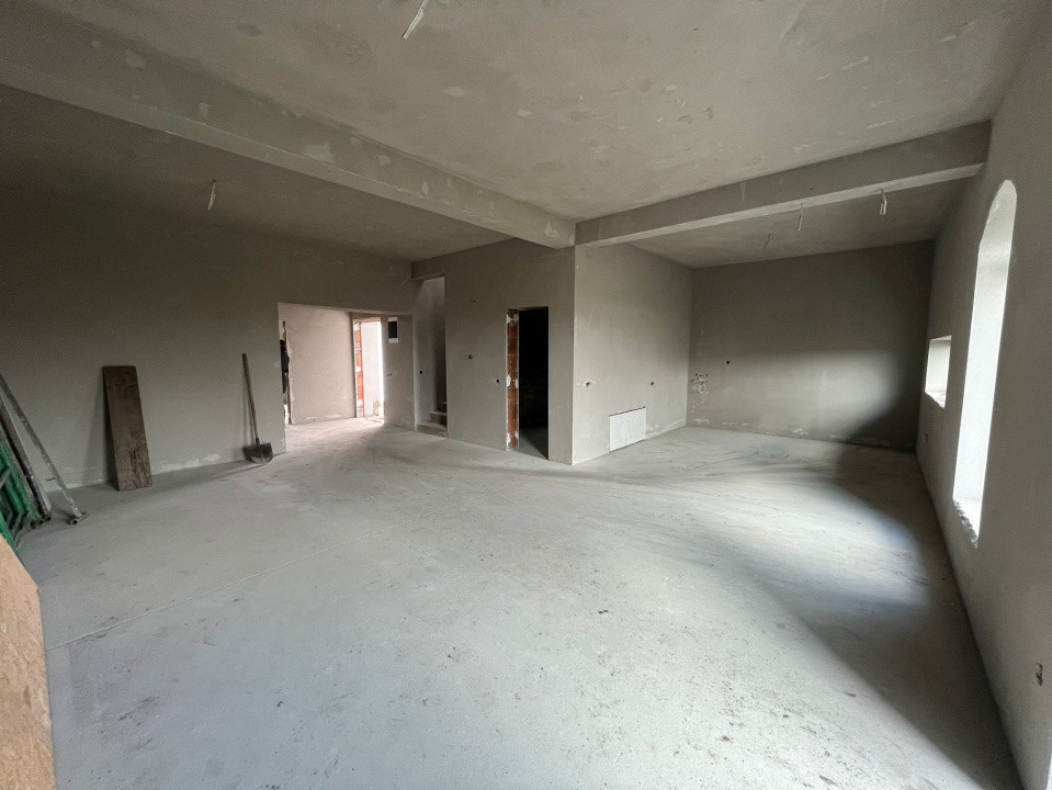Casa rezidentiala generoasa cu 5 camere, 3 bai, parcare, Sura Mica - Sibiu