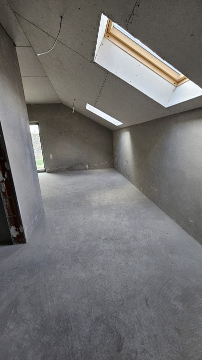 Casa rezidentiala generoasa cu 5 camere, 3 bai, parcare, Sura Mica - Sibiu