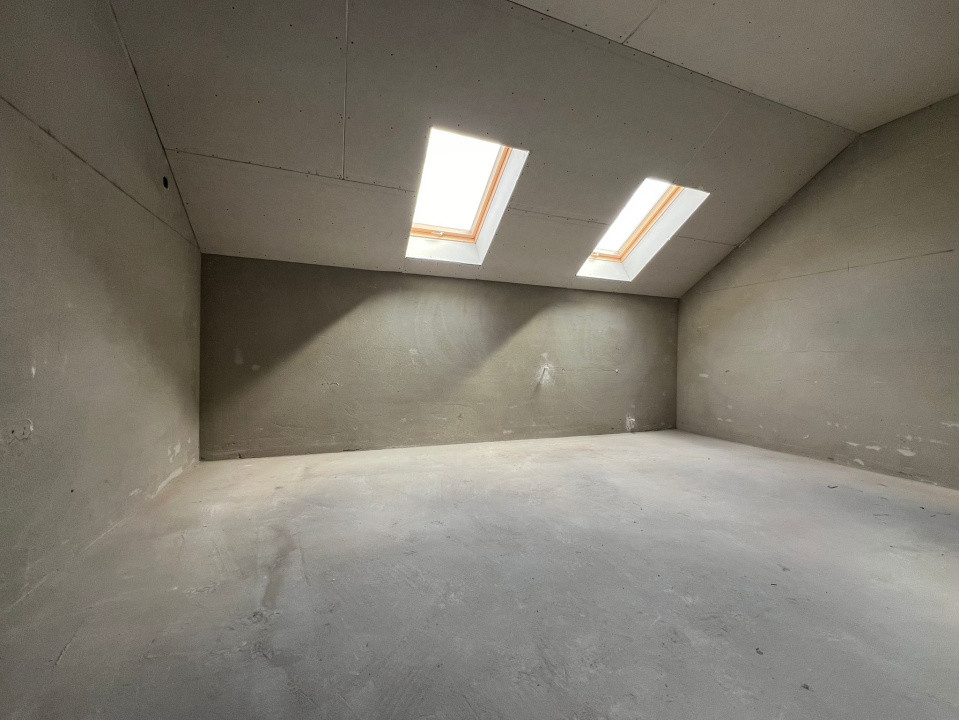 Casa rezidentiala generoasa cu 5 camere, 3 bai, parcare, Sura Mica - Sibiu