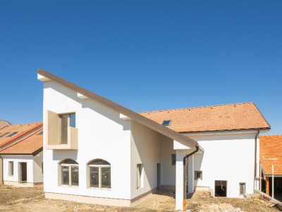 Casa rezidentiala generoasa cu 5 camere, 3 bai, parcare, Sura Mica - Sibiu
