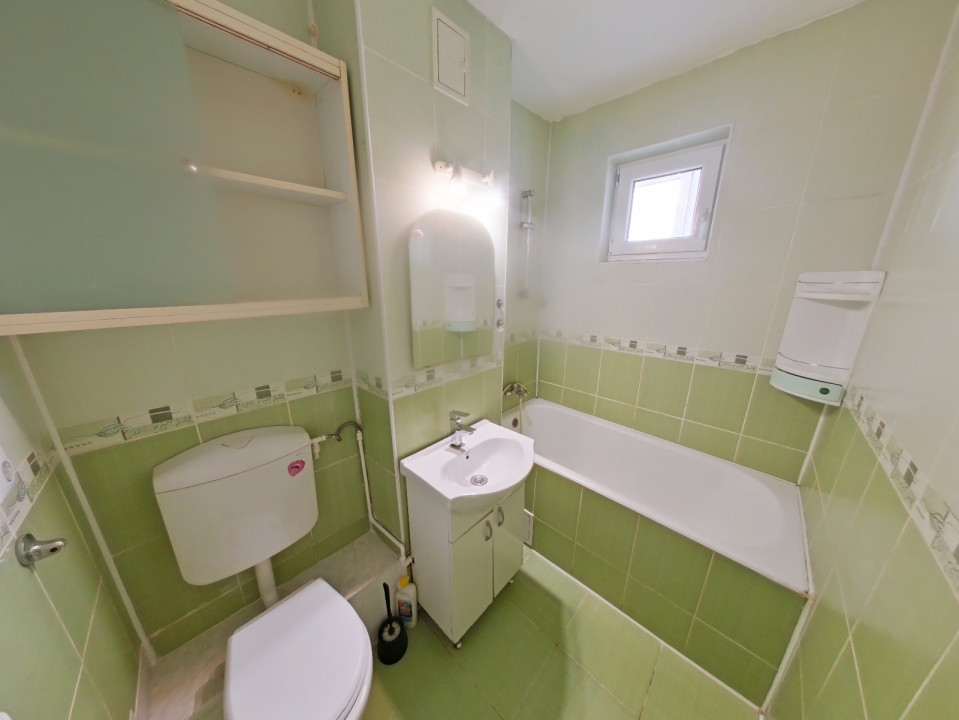 De inchiriat apartament cu 3 camere, nemobilat, in cartierul Astra