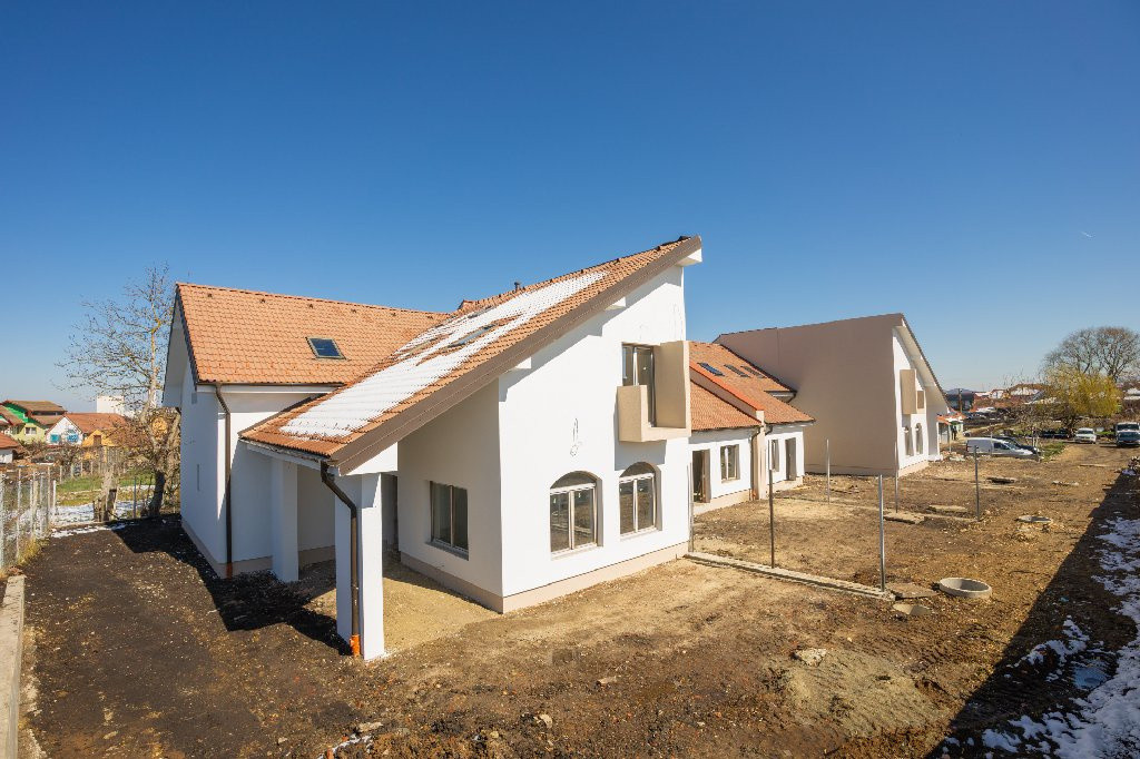 Casă cu teren generos, 5 camere, 3 bai, Sura Mica - Sibiu