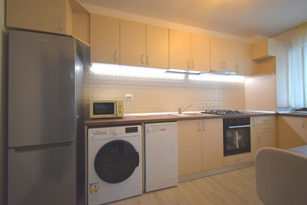 Apartament decomandat, bloc nou, loc de parcare, complet mobilat 