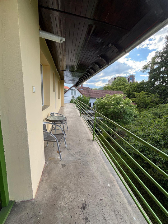 Închiriere apartament la casă – 51,1 mp utili, terasă cu panoramă