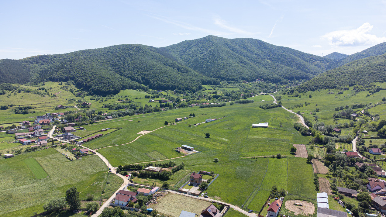 Teren cu peisaj spectaculos în Gura Râului – munte, aer curat, libertate
