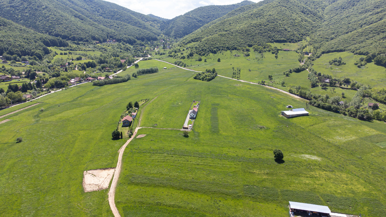 Teren cu peisaj spectaculos în Gura Râului – munte, aer curat, libertate