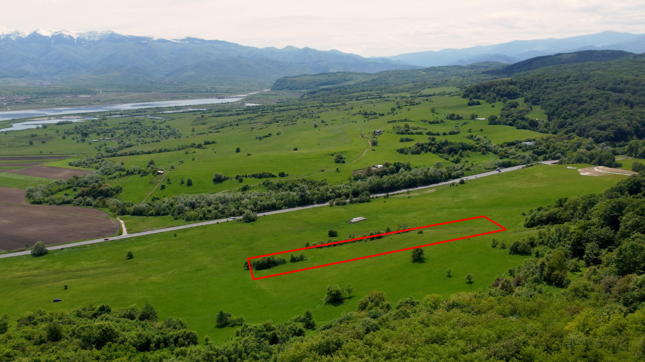Teren de vânzare – 8.300 mp la intrare in Bradu, județul Sibiu