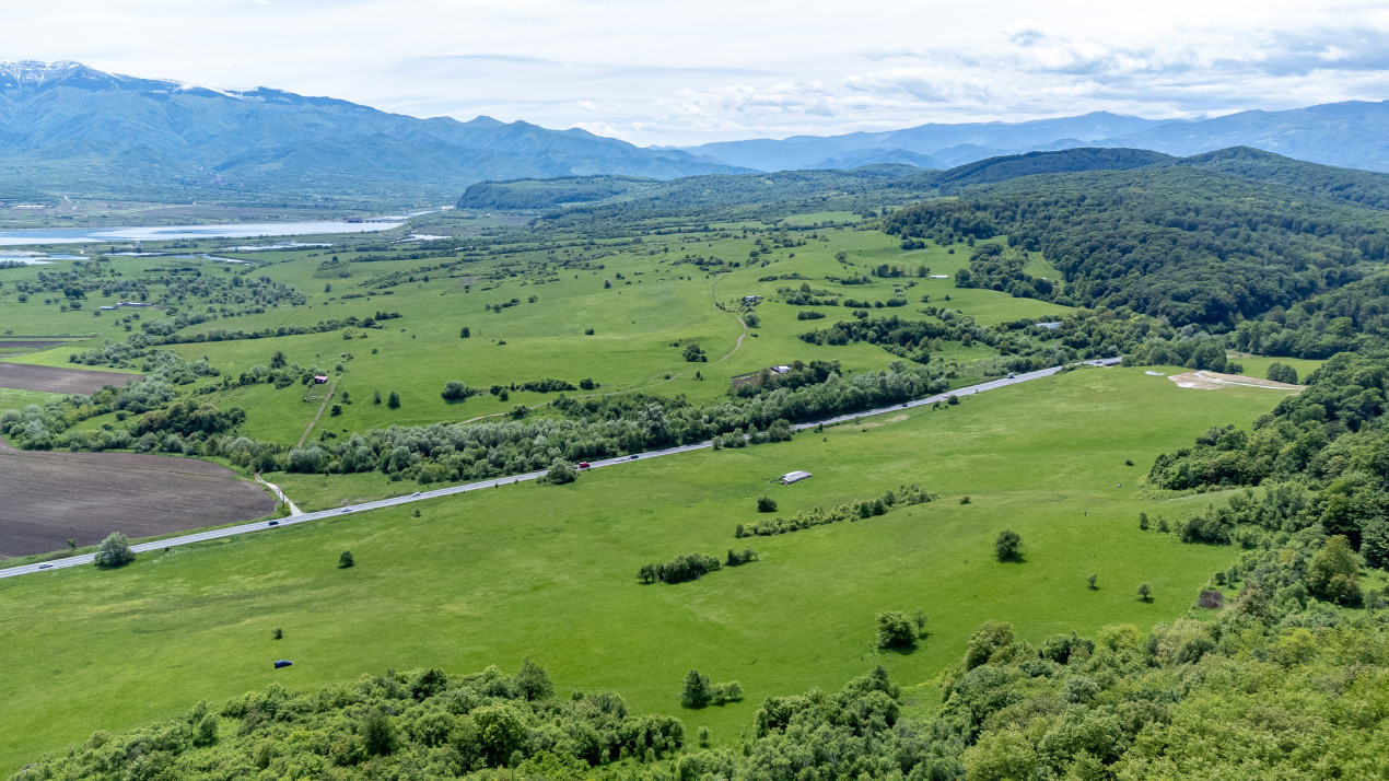 Teren de vânzare – 8.300 mp la intrare in Bradu, județul Sibiu