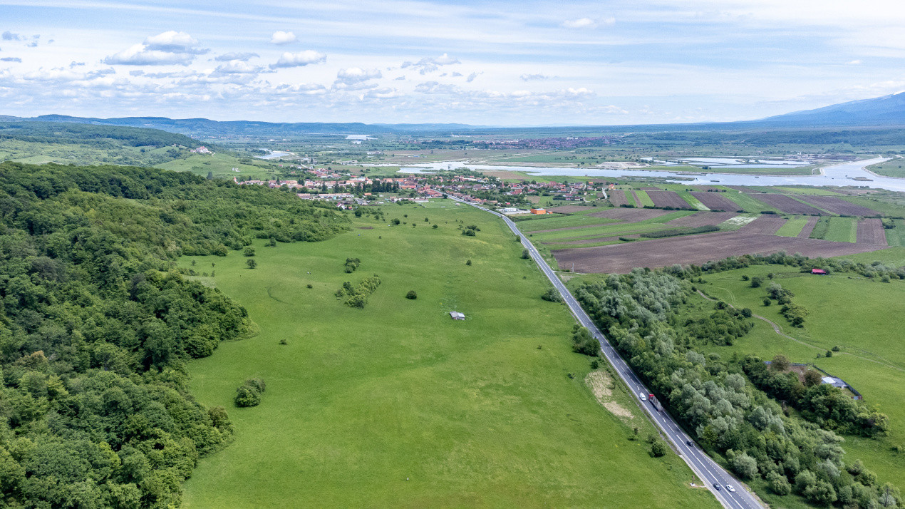 Teren de vânzare – 8.300 mp la intrare in Bradu, județul Sibiu