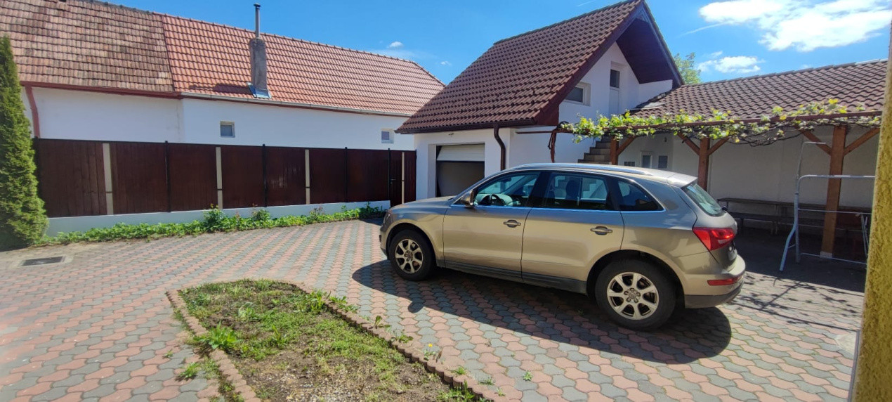 Casă de închiriat – 2 dormitoare, 100 mp utili + curte 220 mp, garaj, filigorie