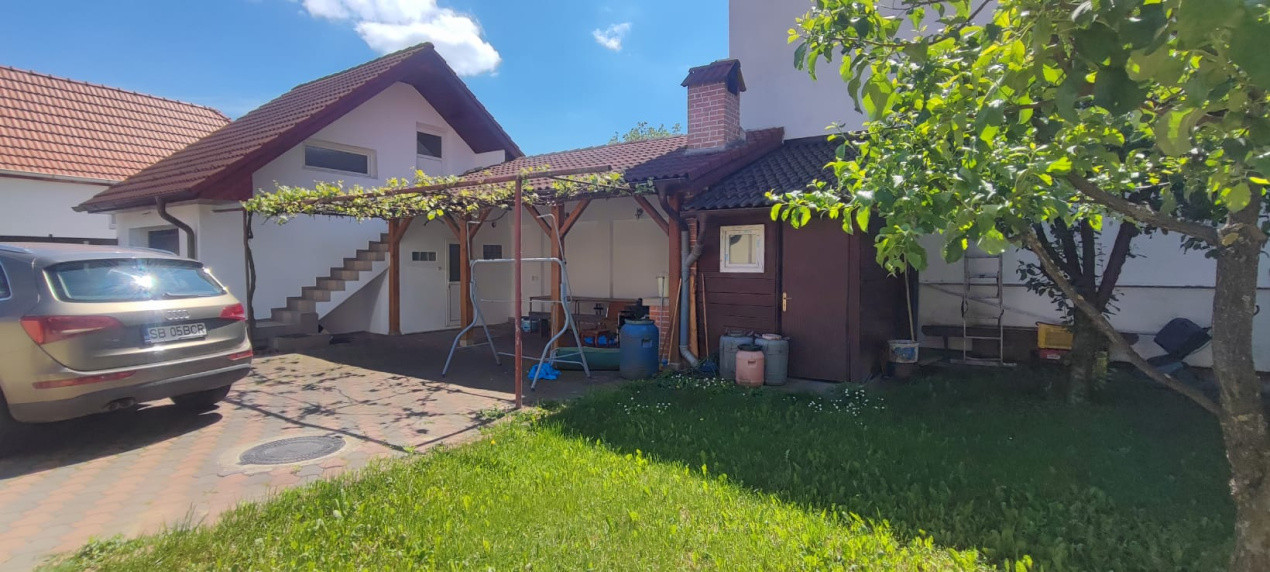 Casă de închiriat – 2 dormitoare, 100 mp utili + curte 220 mp, garaj, filigorie